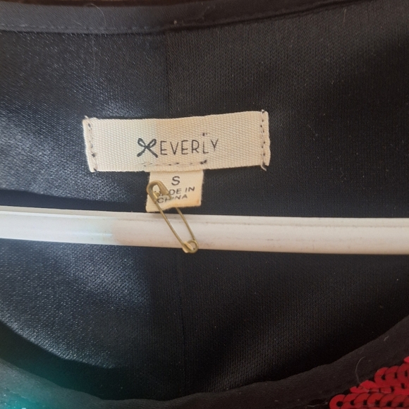 Everly Small Black and Red Geometric Seqin Mini Dress - Picture 3 of 5